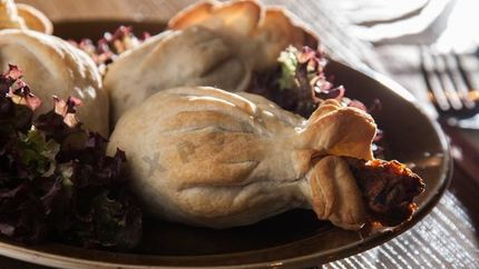 Куриные голени с аджикой в слоеном тесте