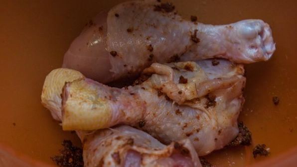 куриные голени с аджикой в слоеном тесте