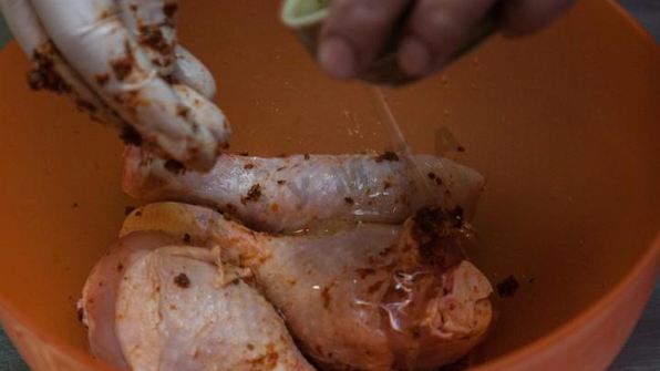 куриные голени с аджикой в слоеном тесте