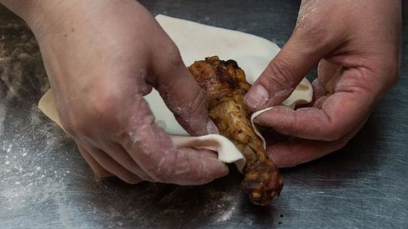 куриные голени с аджикой в слоеном тесте