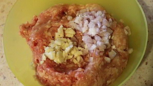 рулетики из капусты, запеченные в аджике