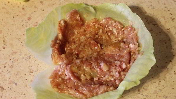 рулетики из капусты, запеченные в аджике