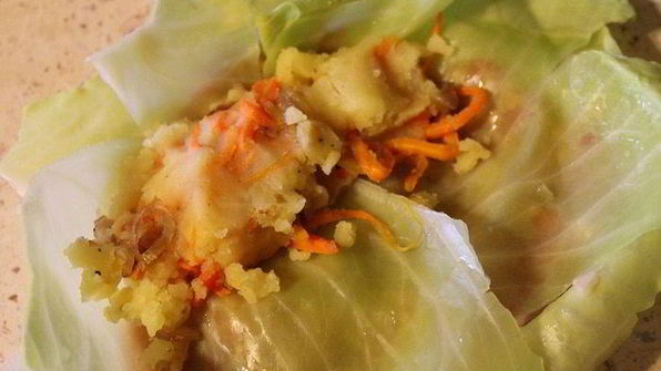 рулетики из капусты, запеченные в аджике