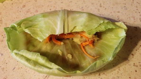 рулетики из капусты, запеченные в аджике