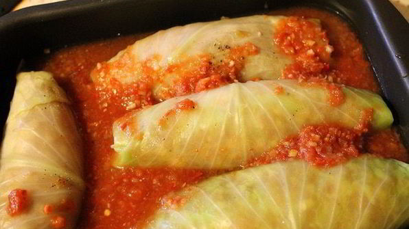 рулетики из капусты, запеченные в аджике