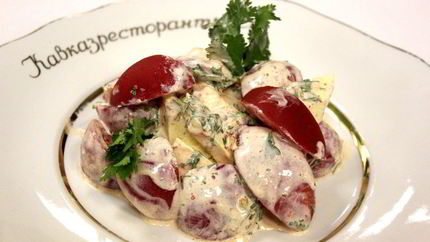 Салат из помидоров с аджикой