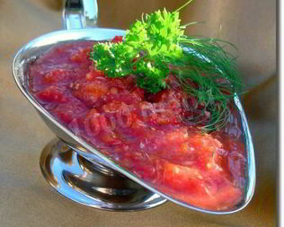 Жгучая аджика из хрена и помидор с чесноком на зиму