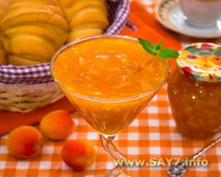 Абрикосовый джем с миндальными лепестками