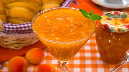 Абрикосовый джем с миндальными лепестками