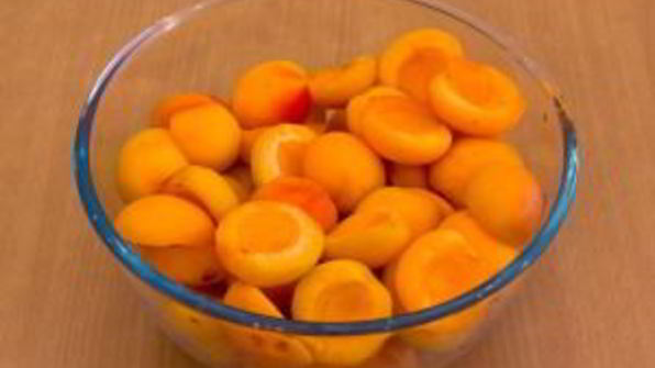 абрикосовый джем с миндальными лепестками