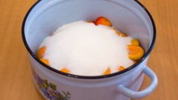 абрикосовый джем с миндальными лепестками