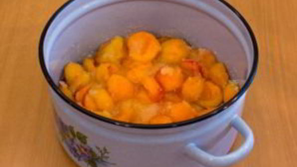 абрикосовый джем с миндальными лепестками