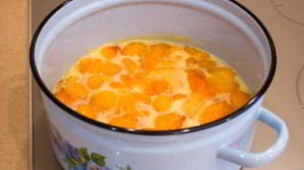 абрикосовый джем с миндальными лепестками