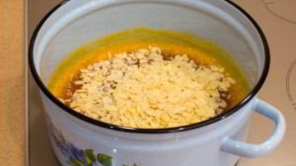 абрикосовый джем с миндальными лепестками