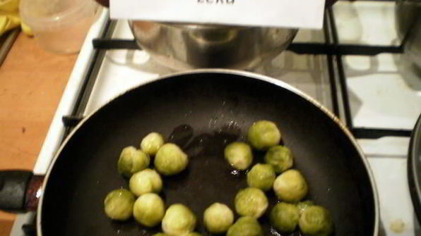 брюссельская капуста с орешками и джемом