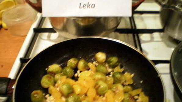 брюссельская капуста с орешками и джемом