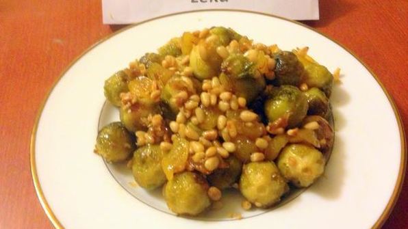 брюссельская капуста с орешками и джемом