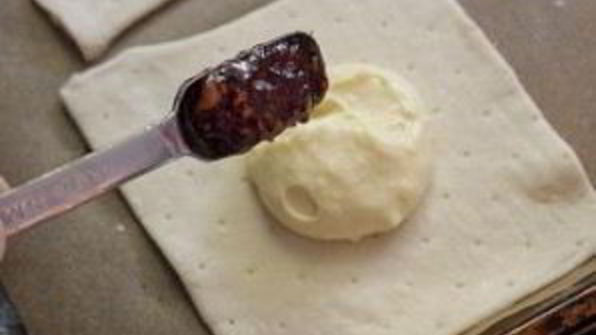 датские булочки с марципаном и джемом