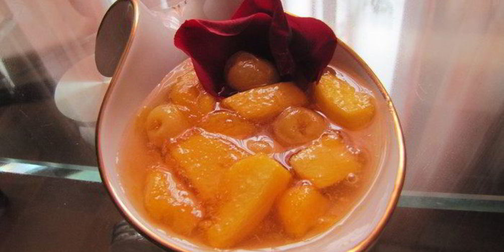 Рецепт джема из черешни и персиков с лепестками роз