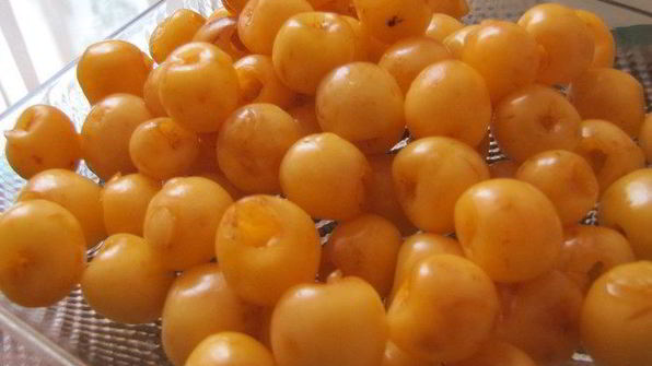 джем из черешни и персиков с лепестками роз