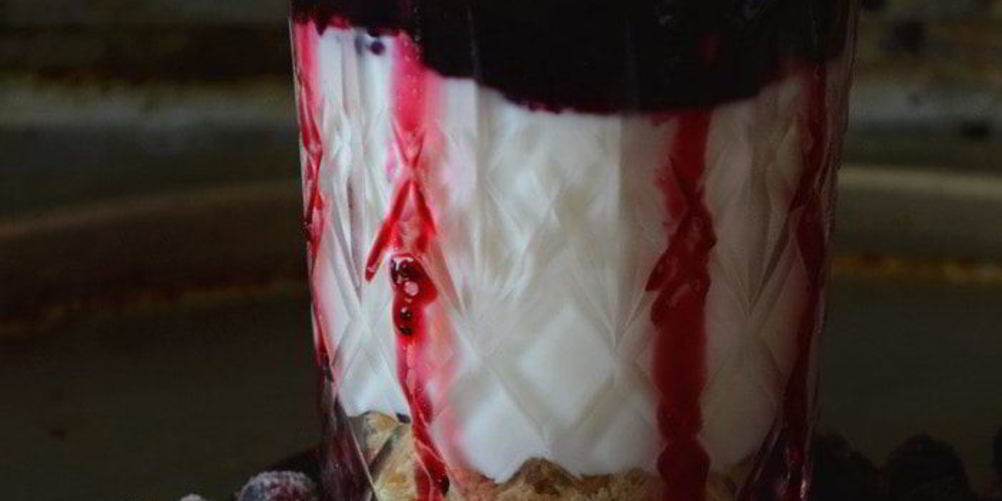 Рецепт йогуртовый десерт с быстрым домашним джемом из черной смородины