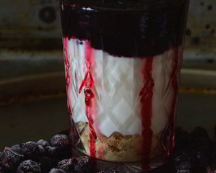 Йогуртовый десерт с быстрым домашним джемом из черной смородины