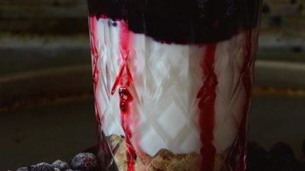 Йогуртовый десерт с быстрым домашним джемом из черной смородины