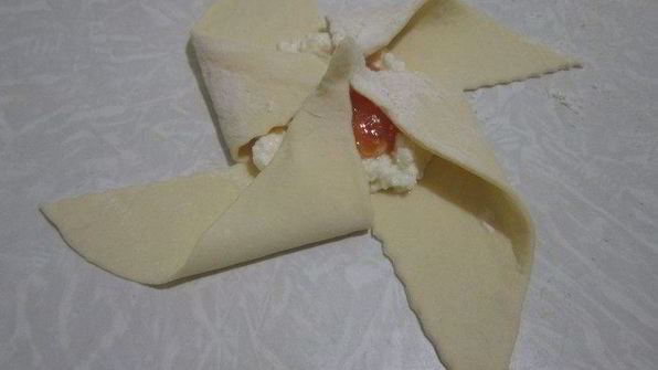 конверты из слоеного теста с творогом и джемом