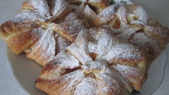 конверты из слоеного теста с творогом и джемом