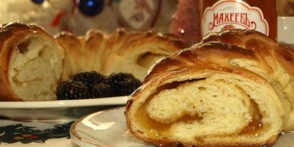 Рецепт сдобного рулета с персиково-манговым джемом