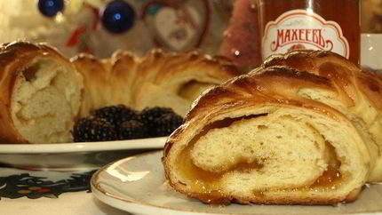 Сдобный рулет с персиково-манговым джемом