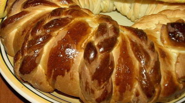 сдобный рулет с персиково-манговым джемом