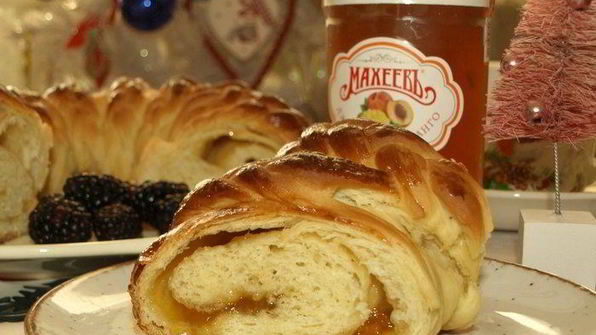 сдобный рулет с персиково-манговым джемом