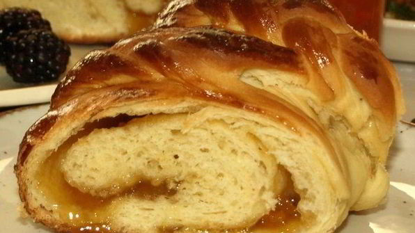 сдобный рулет с персиково-манговым джемом