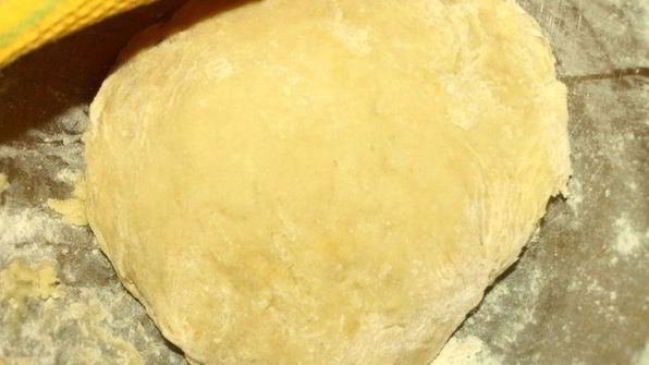 сдобный рулет с персиково-манговым джемом