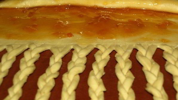 сдобный рулет с персиково-манговым джемом