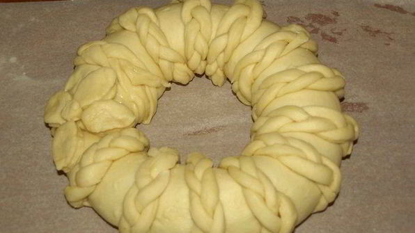 сдобный рулет с персиково-манговым джемом