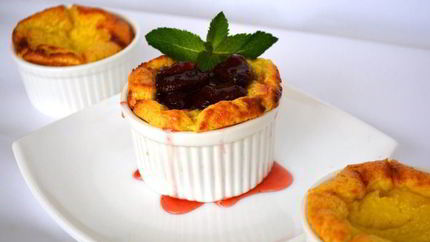 Сметанный соложеник с клубничным джемом