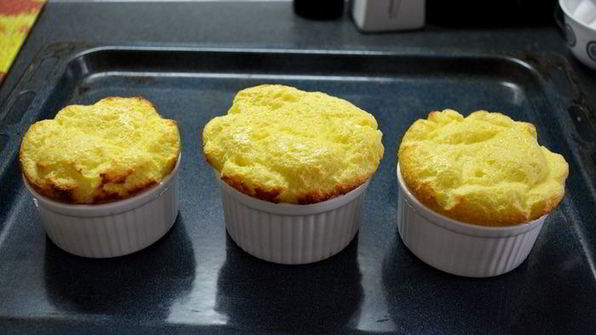 сметанный соложеник с клубничным джемом