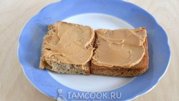 тосты с арахисовым маслом и джемом