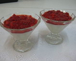 Ванильный пудинг с джемом из клубники