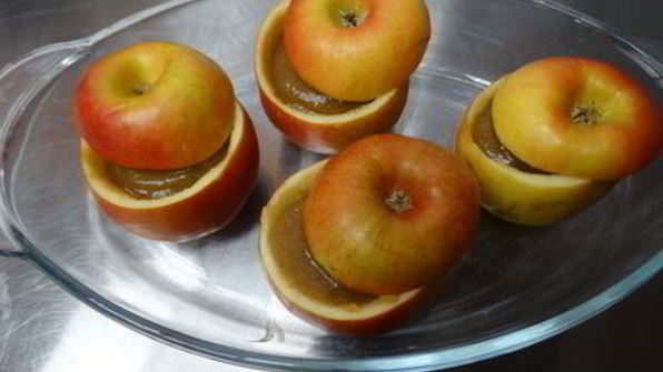 запеченные яблоки с джемом из пряной груши