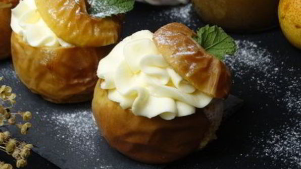 запеченные яблоки с джемом из пряной груши