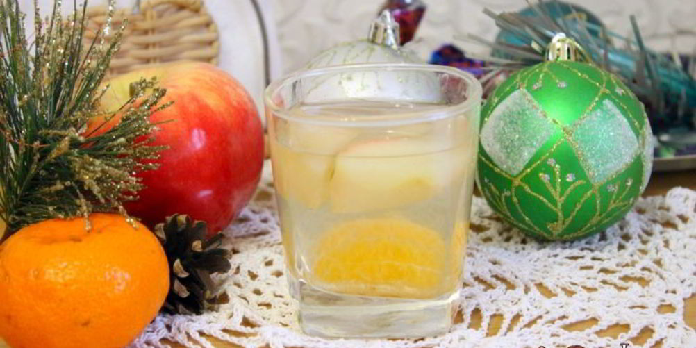 Рецепт ароматного компота из яблок и мандаринов