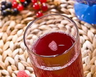 Компот из арбуза и ягод со свежей мятой