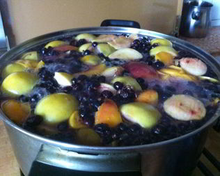 Компот из черной смородины и яблок