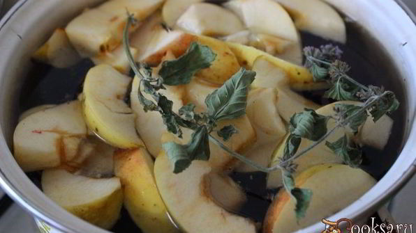 компот из кизила, яблок и мяты