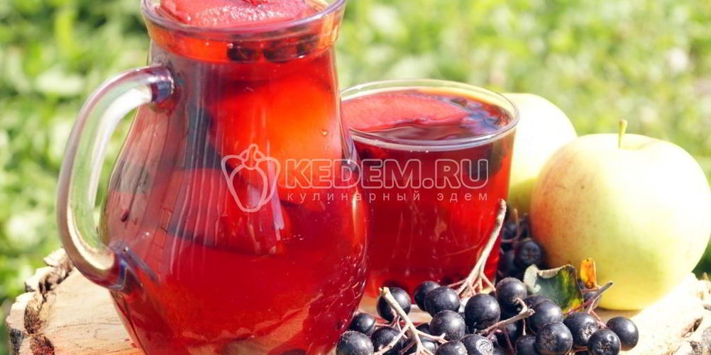 Рецепт компота из яблок с ягодами на зиму