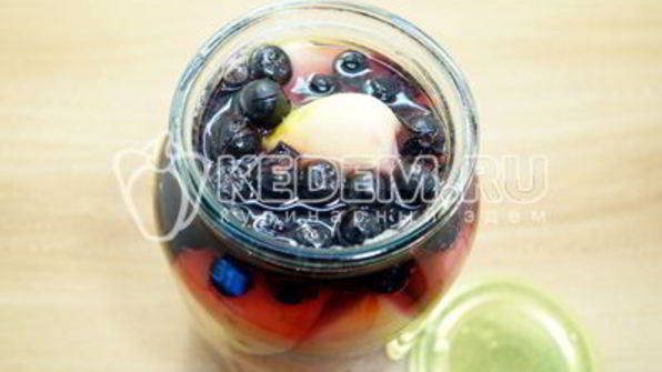 компот из яблок с ягодами на зиму