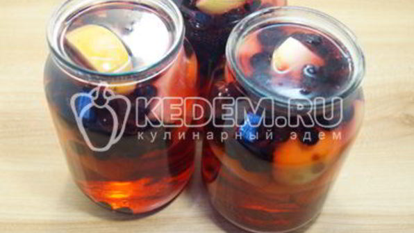 компот из яблок с ягодами на зиму